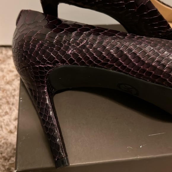 NWOT MICHAEL Michael Kora 2 1/2 inches pump in plum color and snake skin… - Picture 5 of 9